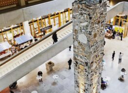 004 - foyer mit dem monolith dreamer